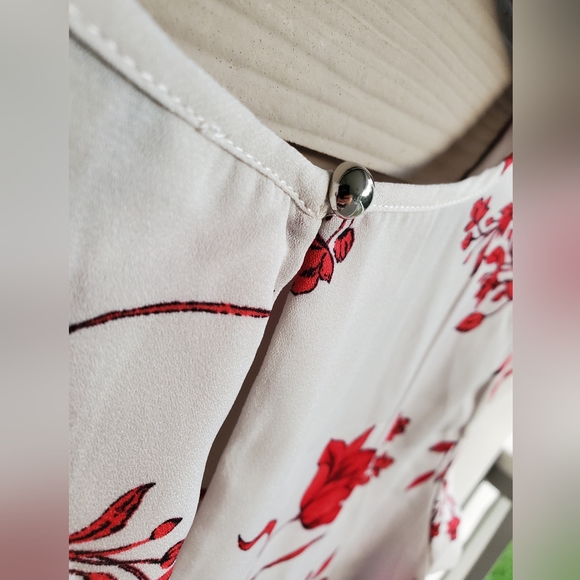 Lily White Bright Red Floral Pattern Keyhole Cut-out Boxy Business Casual Blouse - Picture 8 of 9